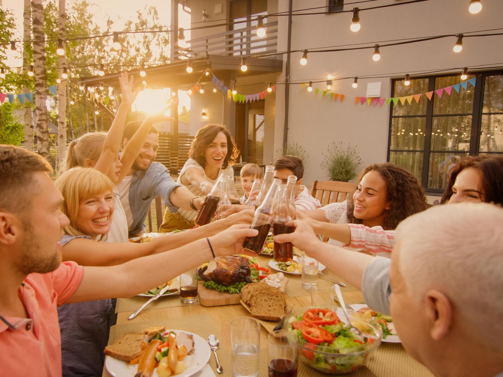 Freund:innen sitzen zusammen im Garten