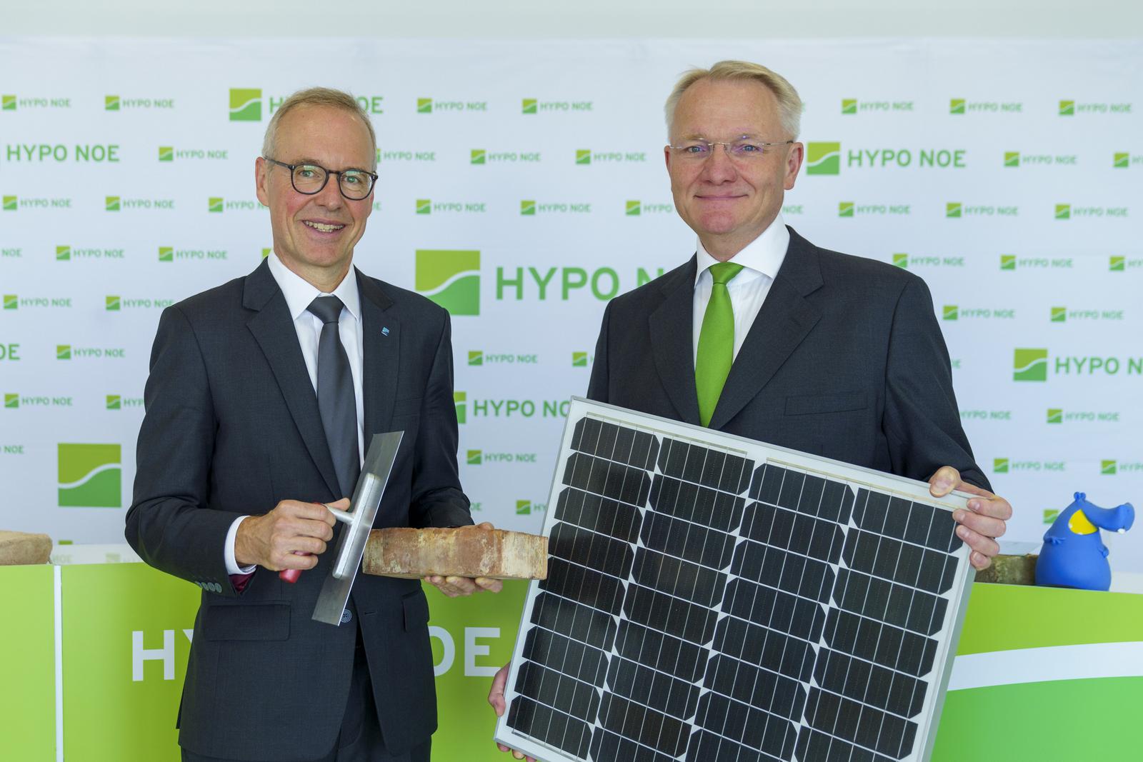 HYPO NOE Vorstände Wolfgang Viehauser und Udo Birkner mit Photovoltaikpanel