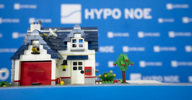 Kleines Lego Haus vor der blauen HYPO NOE Fotowand.