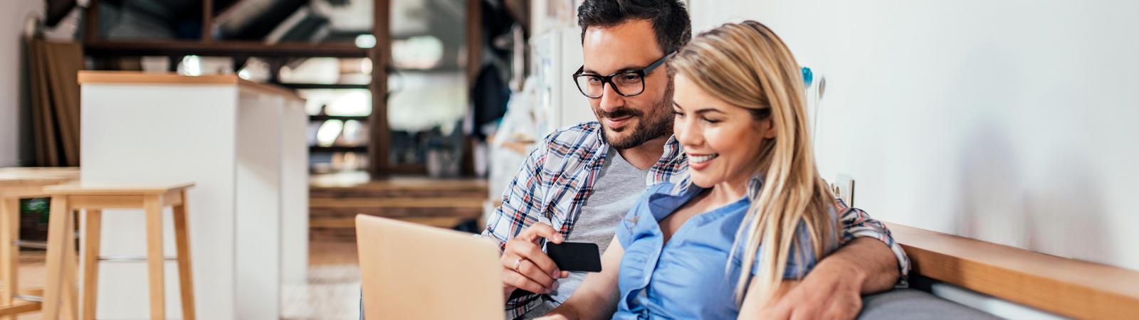 Junge Unternehmer mit Laptop beim HYPO NOE 24/7 Internetbanking