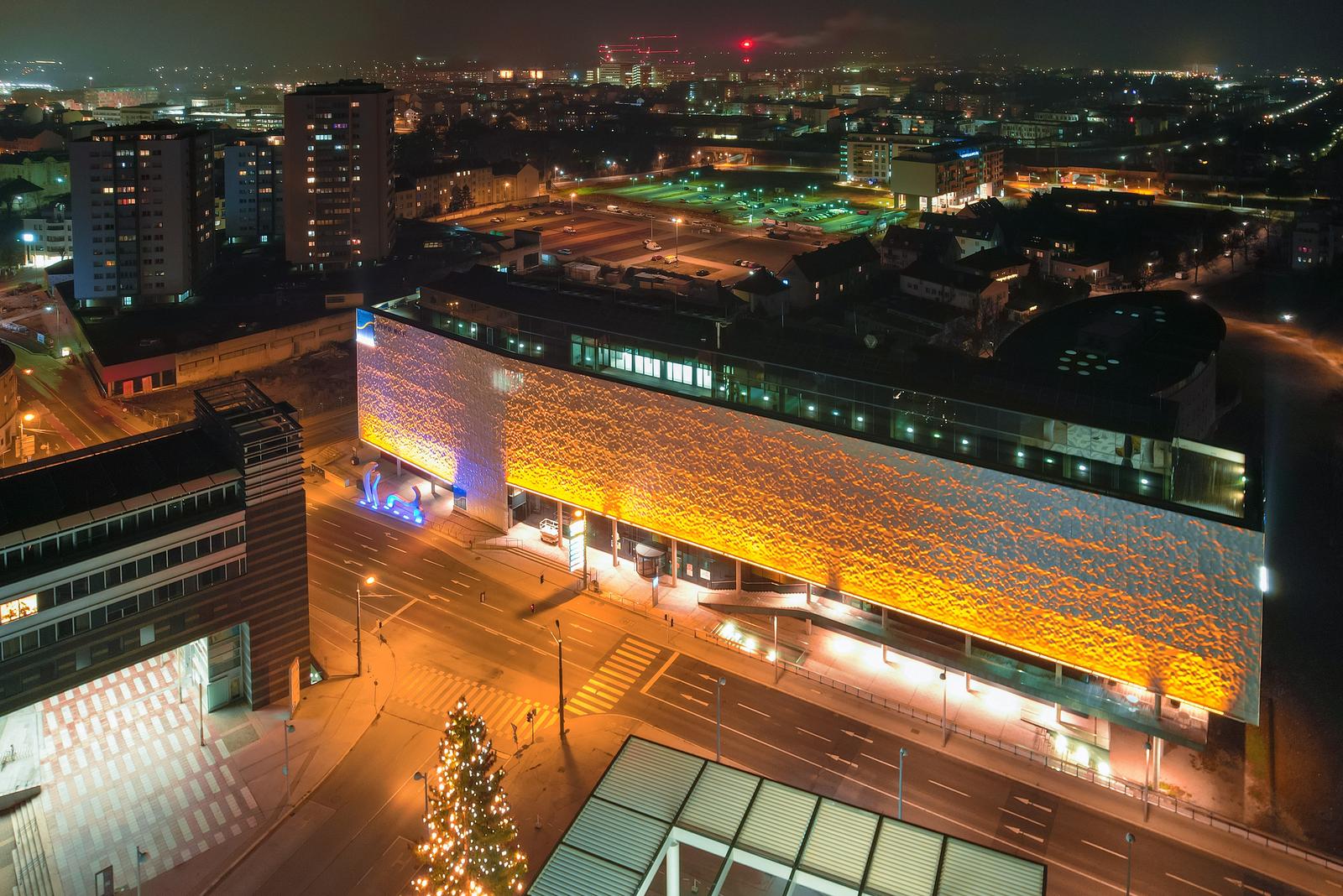 Blick von oben auf die orange erleuchtete HYPO NOE Zentrale in St. Pölten