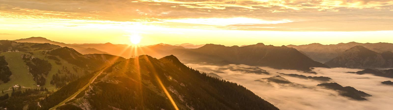 Sonnenaufgang auf dem niederösterreichischen Berg Hochkar mit Aussichtsplattform im Vordergrund