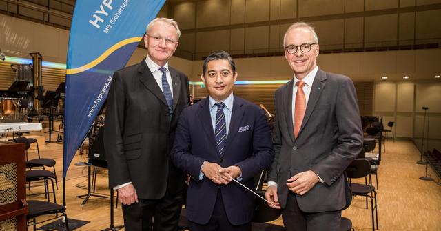 Die beiden HYPO NOE Vorstände Wolfgang Viehauser und Udo Birkner mit dem Dirigenten Adrian Prabava