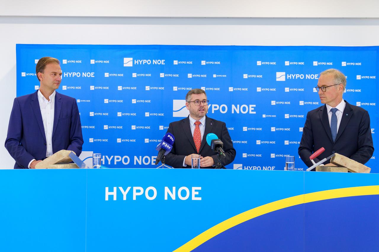 HYPO NOE Vorstand Wolfgang Viehauser, Finanzlandesrat Ludwig Schleritzko, Startup Gründer Werner Seidel