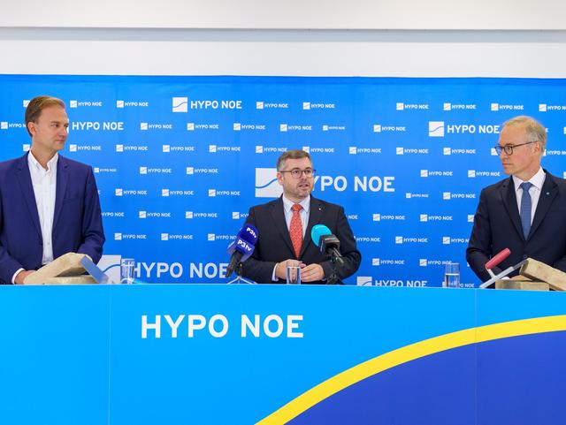 HYPO NOE Vorstand Wolfgang Viehauser, Finanzlandesrat Ludwig Schleritzko, Startup Gründer Werner Seidel