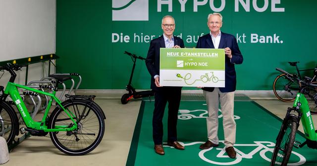 HYPO NOE Vorstände Udo Birkner und Wolfgang Viehauser weihen die neuen E-Ladestationen in der HYPO NOE Parkgarage ein.