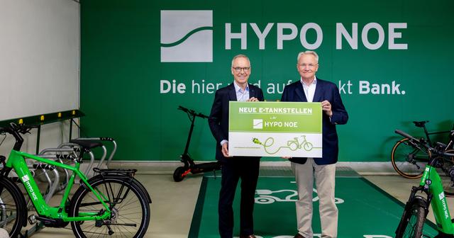 HYPO NOE Vorstände Udo Birkner und Wolfgang Viehauser weihen die neuen E-Ladestationen in der HYPO NOE Parkgarage ein.