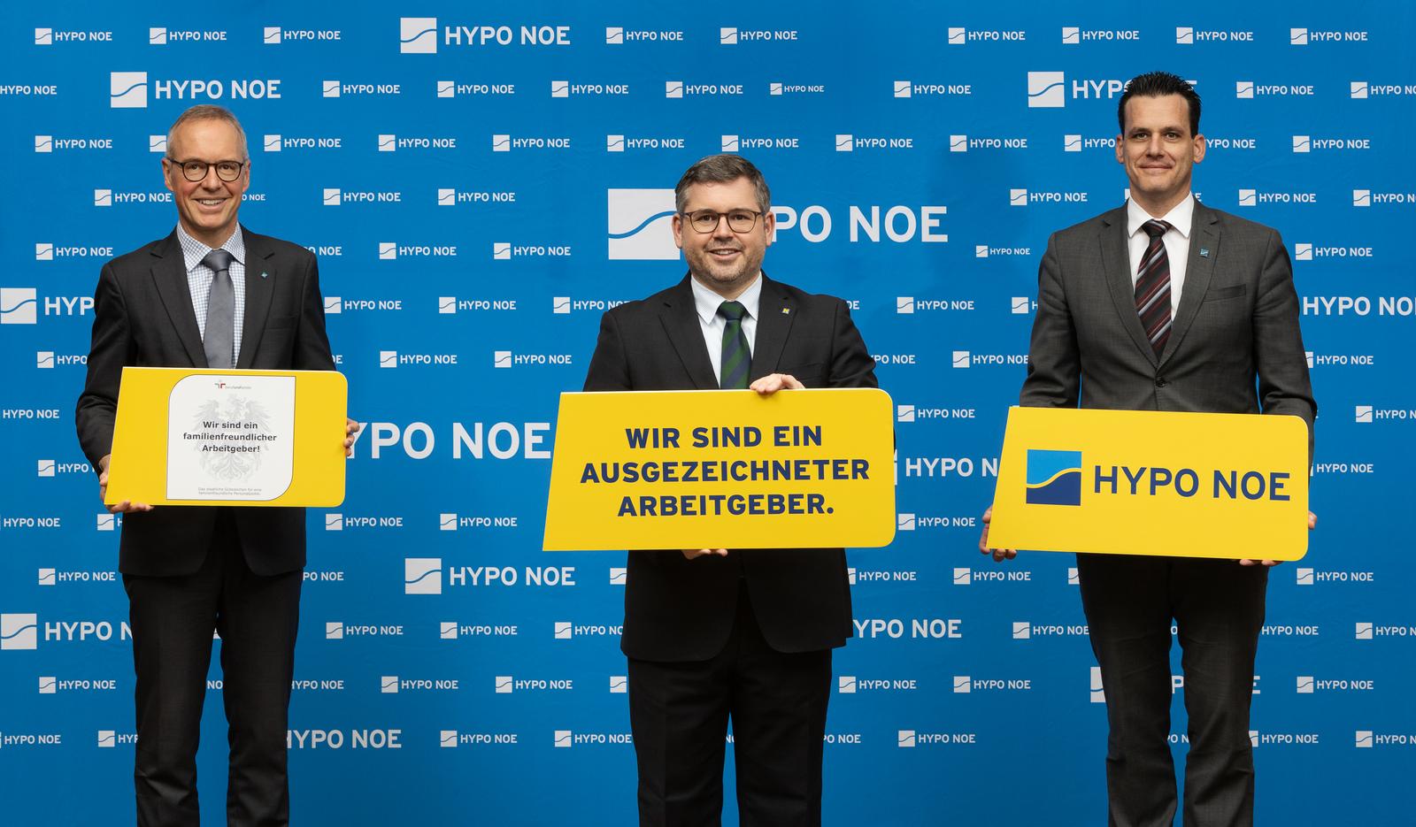 HYPO NOE Vorstand Wolfgang Viehauser, Finanzlandesrat Ludwig Schleritzko und Filialleiter Markus Eugl informieren über die Auszeichnung