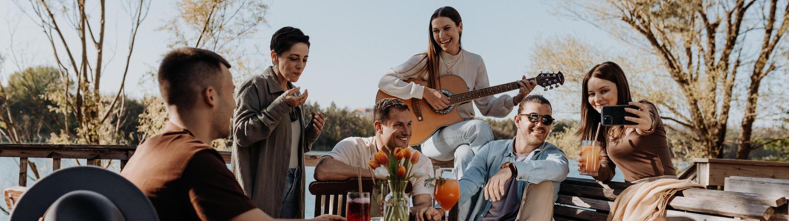 Freunde machen zusammen Musik