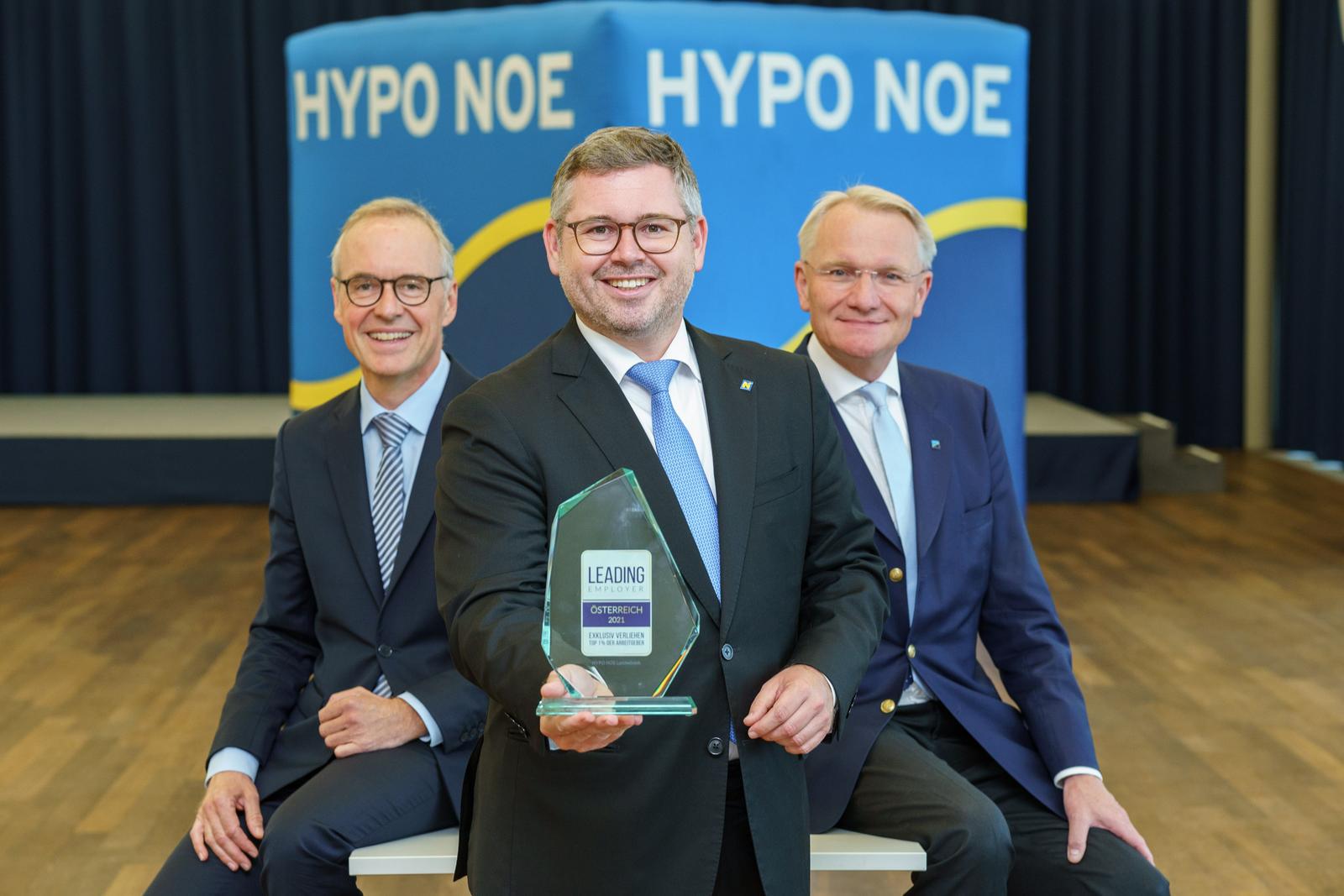 Vorstand Wolfgang Viehauser, Landesrat Ludwig Scherlitzko und Vorstand Udo Birkner freuen sich über die Auszeichnung von Leading Employers
