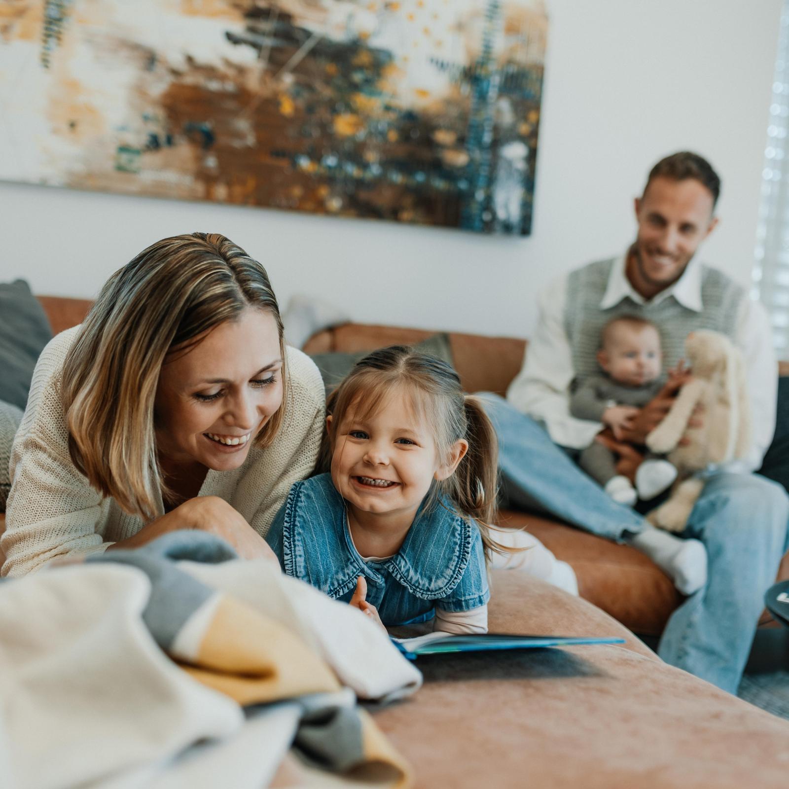 Familie auf einer Couch
