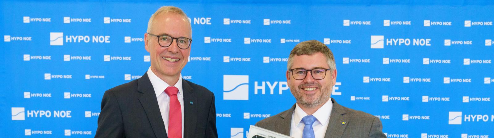 HYPO NOE Vorstand Wolfgang Viehauser und Finanzlandesrat Ludwig Schleritzko