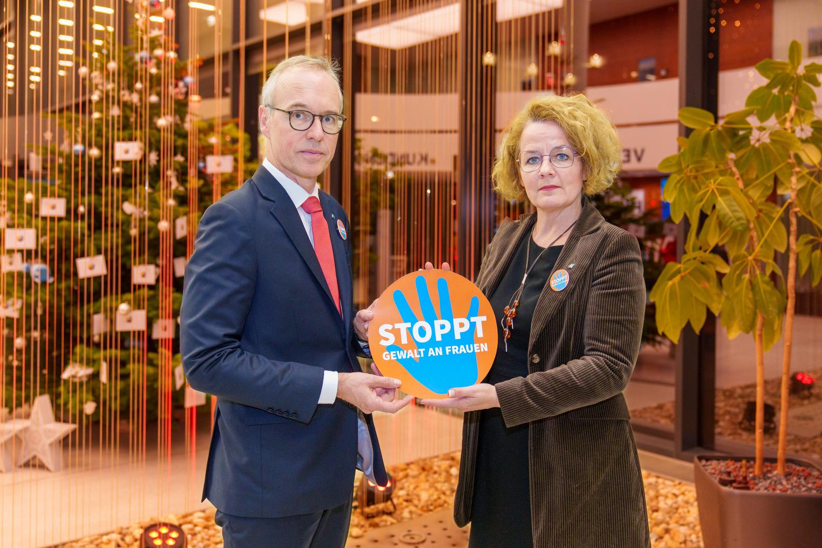 HYPO NOE Vorstand Wolfgang Viehauser und Landesrätin Christiane Teschl-Hofmeister