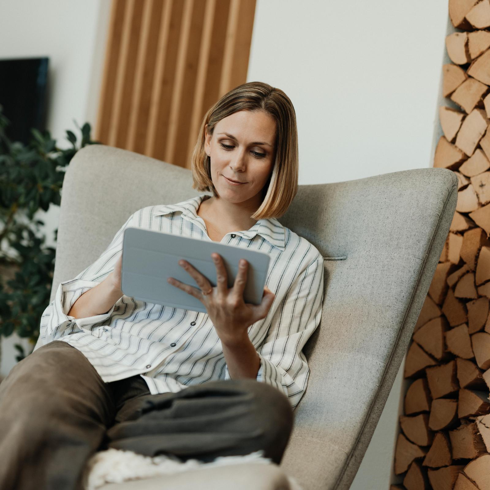 Frau liest auf Tablet