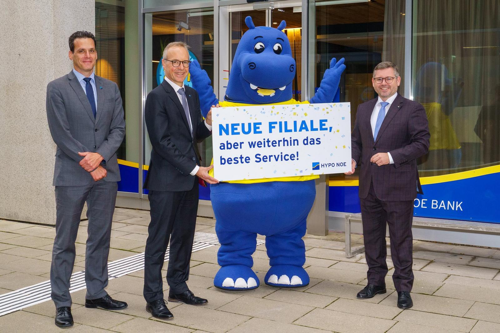 Finanzlandesrat Ludwig Schleritzko, HYPO NOE Vorstand Wolfgang Viehauser und Maskottchen Hippo eröffnen die neue Filiale