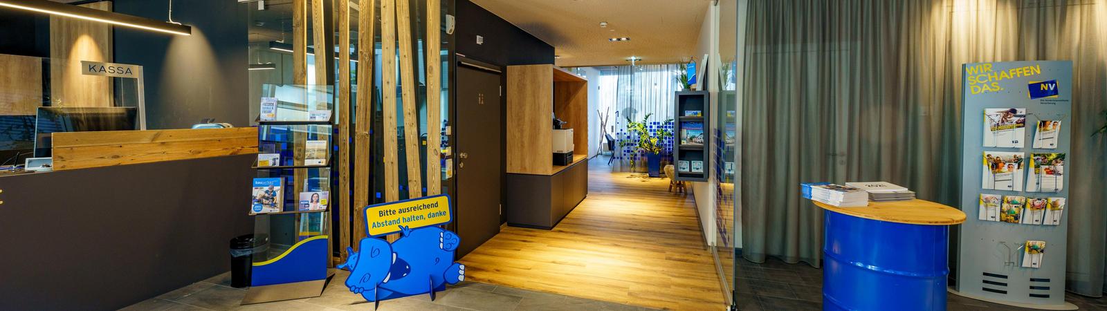 Eingangsbereich der Filiale mit links einem Schalter, geradeaus führt ein Gang zu den Beratungsräumen.