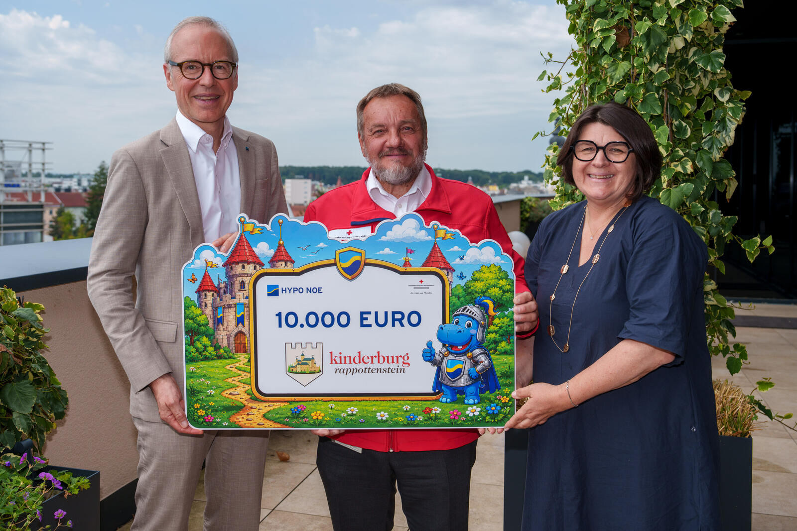 Drei Personen halten einen symbolischen Scheck über 10.000 Euro für die Kinderburg Rappottenstein.