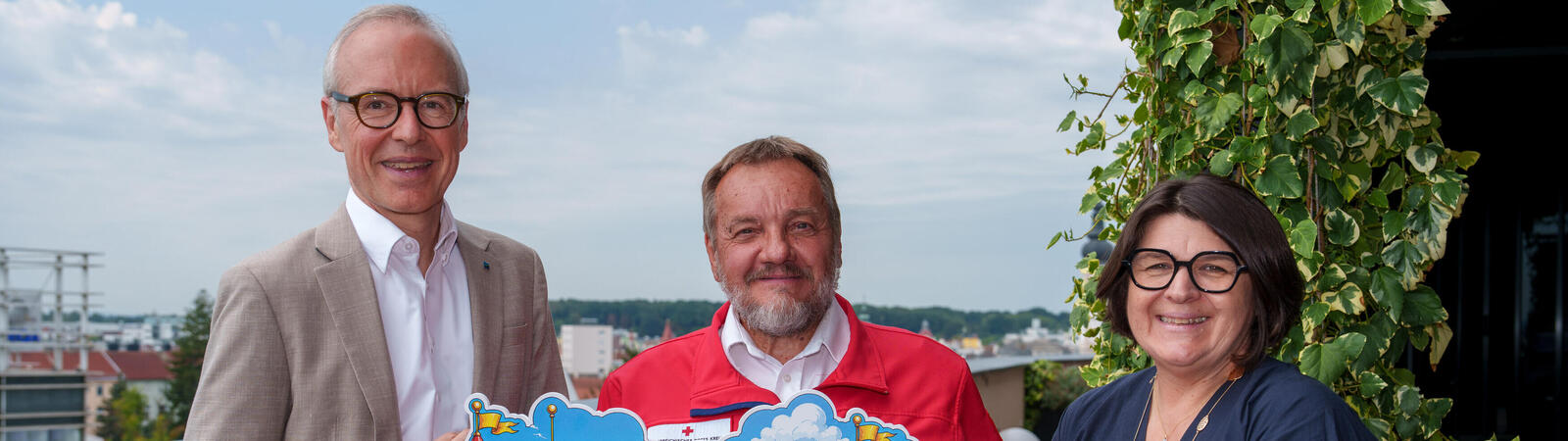 Drei Personen halten einen symbolischen Scheck über 10.000 Euro für die Kinderburg Rappottenstein.