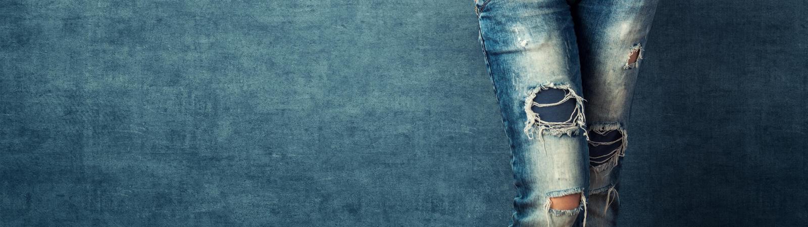 Junge Frau trägt zerrissene Jeans