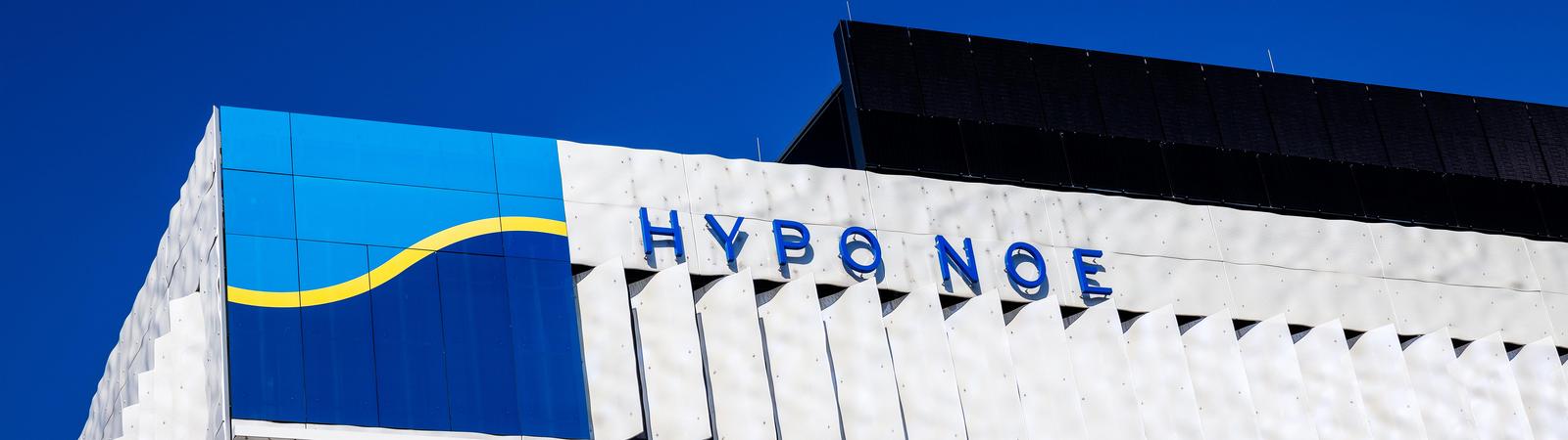 Außenansicht HYPO NOE Zentrale in St. Pölten, Close Up von dem Logo und Aufschrift