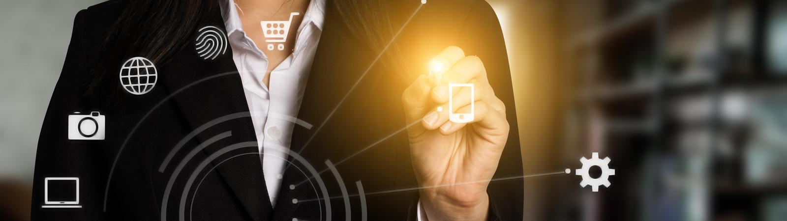 Eine Frau mit Tablet und mehreren Internet Symbolen