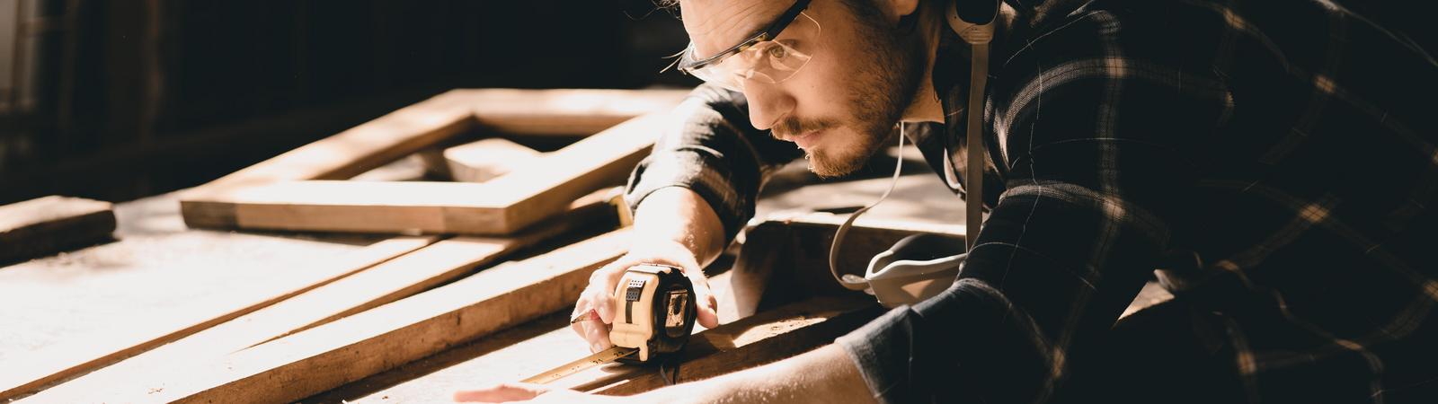 Tischler bei der Arbeit