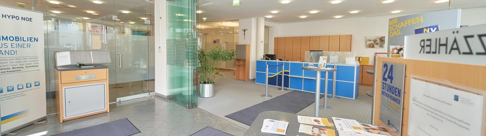 Eingangshalle der Filiale mit Schalter geradeaus
